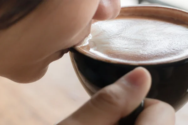 Mujer bebiendo café con leche caliente —  Fotos de Stock