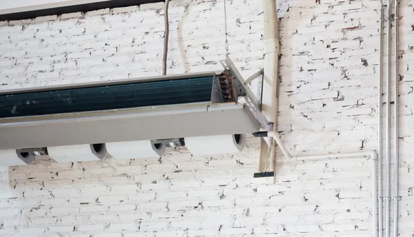 Тип потолка висячий кондиционер — стоковое фото