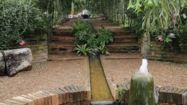 Hermosa fuente decorada en el jardín — Vídeo de stock