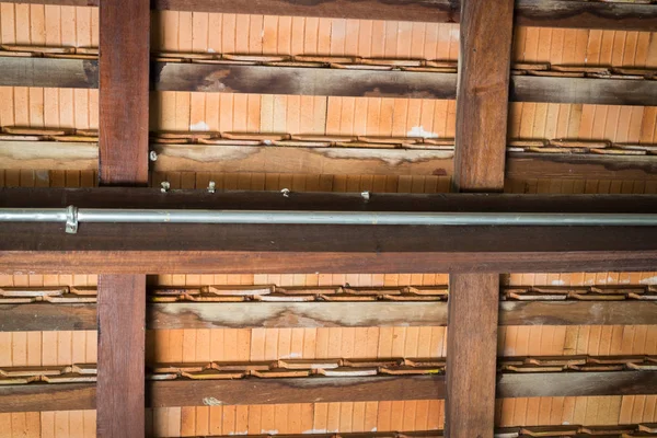 Wewnątrz konstrukcji drewnianej dachu — Zdjęcie stockowe