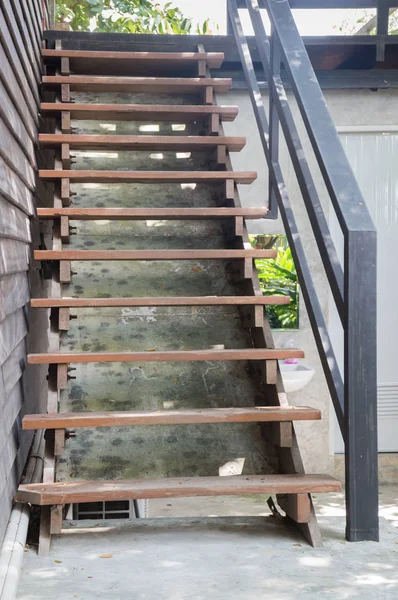 Escalera exterior de madera marrón con barandilla de hierro — Foto de Stock