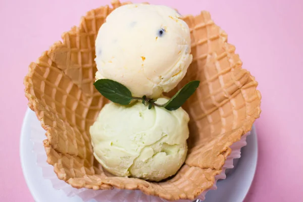 Scoop di gelato fatti in casa nella ciotola dei waffle — Foto Stock