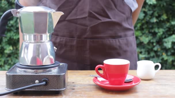 Bebida espresso caliente casera por moka pot — Vídeo de stock