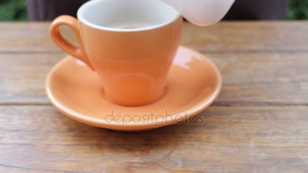 Servir una taza de café caliente — Vídeos de Stock