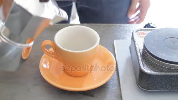 heiße Tasse Sahnekaffee per Mokka-Kanne