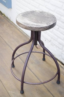 Yerdeki eski ahşap Bahçe sandalye