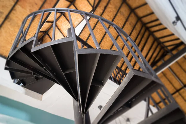 Olumsuz görünümünü bir döner merdiven — Stok fotoğraf