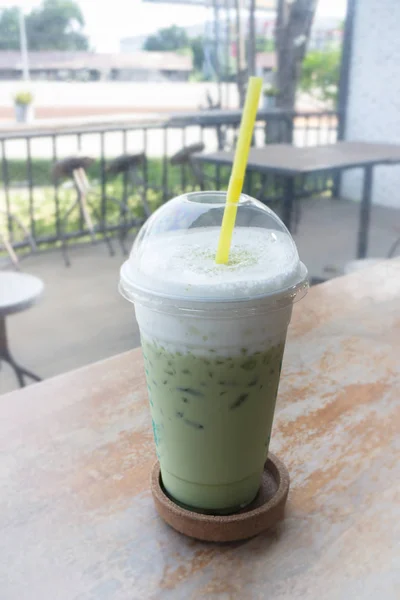 冰的 glass 绿茶拿铁咖啡 — 图库照片