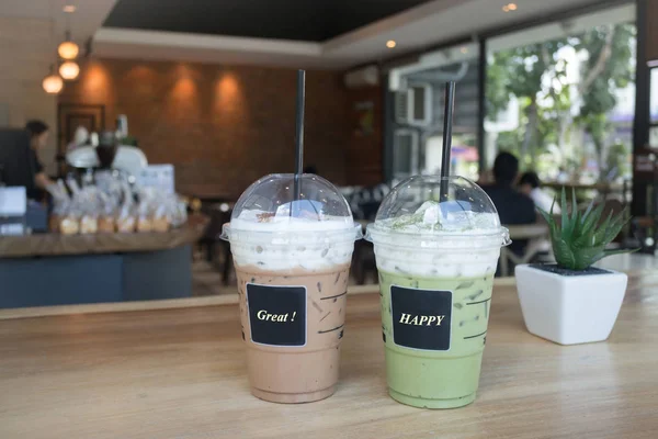 Eisglas mit grünem Tee und Kaffee — Stockfoto