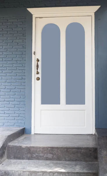 Vintage de madera y vidrio puerta blanca — Foto de Stock