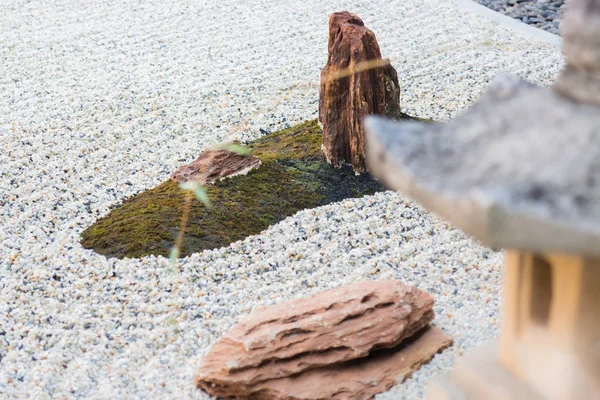 Lanterna de rocha no jardim zen — Fotografia de Stock