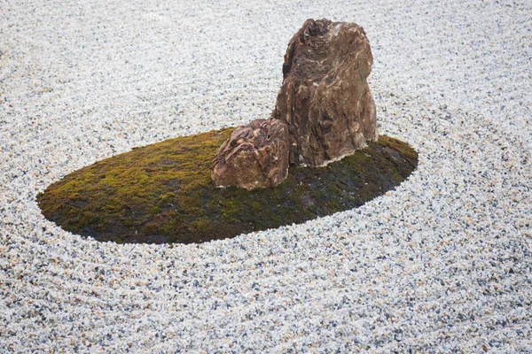 Jardins Zen tipicamente contêm cascalho e pedras nuas — Fotografia de Stock