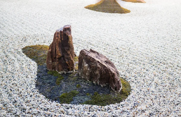 Zen tuinen bevatten doorgaans grind en kale stenen — Stockfoto