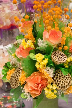 Renkli kağıt çiçekler buket 