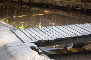 Basit ahşap yolun karşısındaki creek