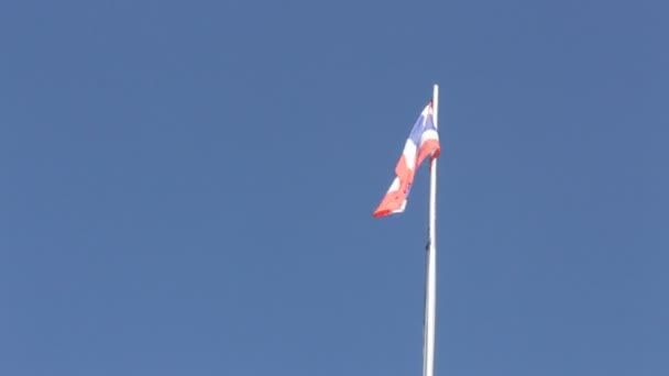 Тайский флаг Таиланда, размахивающий на голубом небе — стоковое видео