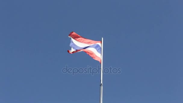 Bandeira tailandesa da Tailândia acenando pelo céu azul ventoso — Vídeo de Stock