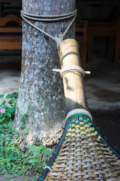 El yapımı bambu hamak zanaat bahçede örgü — Stok fotoğraf