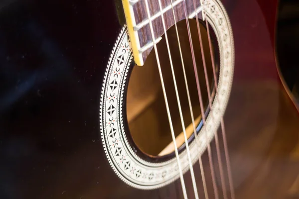 Gitara akustyczna w pokoju — Zdjęcie stockowe