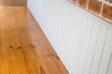 Beyaz duvar üzerinde boş ahşap Bank