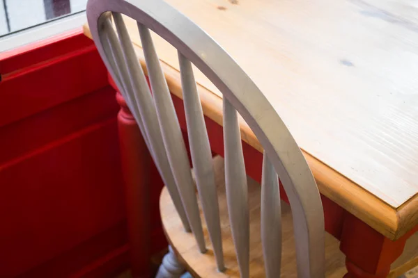 Одно винтажное белое кухонное кресло — стоковое фото
