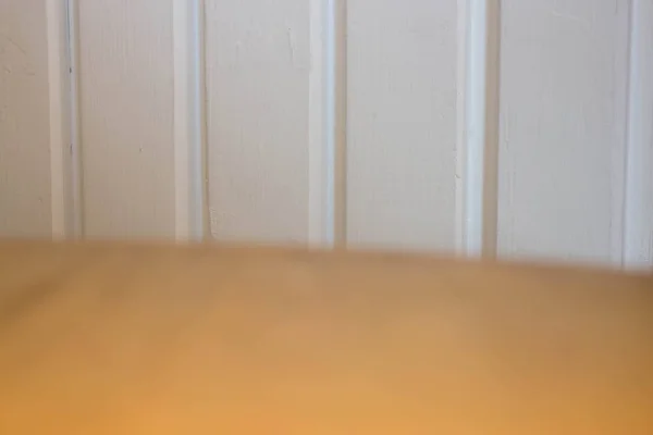 Beyaz duvar üzerinde boş ahşap masa — Stok fotoğraf