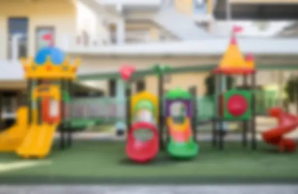 Desfocado playground colorido no quintal na escola — Fotografia de Stock