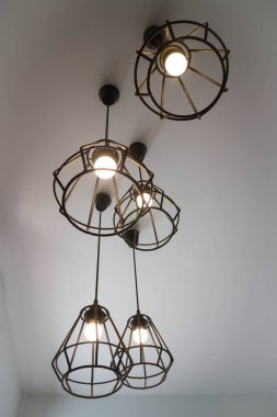 Vintage asılı ampul üzerinde gri Oda