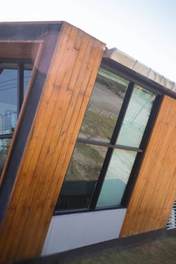 Ahşap ve cam pencere dış