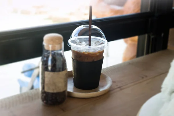 Ahşap masa üzerinde hizmet veren buzlu kahve — Stok fotoğraf