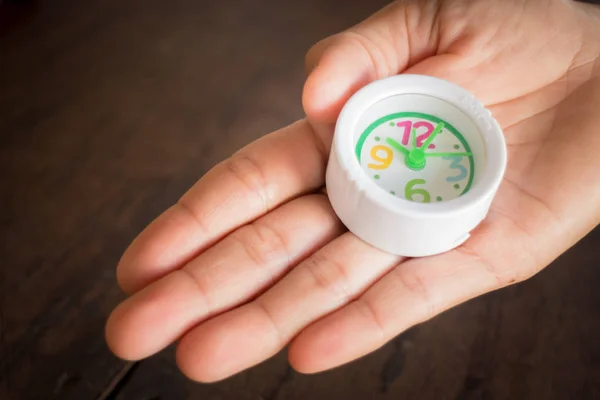 Mini weiße Uhr in der Hand — Stockfoto