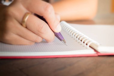 Kadın el noteboook kağıda yazı