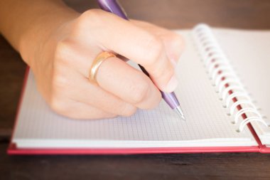 Kadın el noteboook kağıda yazı