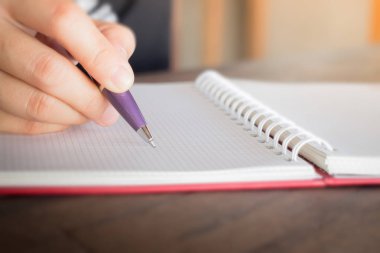 Kadın el noteboook kağıda yazı