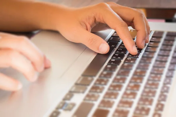 Digitação no laptop teclado na mesa de trabalho — Fotografia de Stock