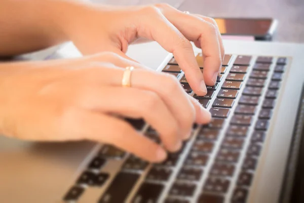Digitação no laptop teclado na mesa de trabalho — Fotografia de Stock