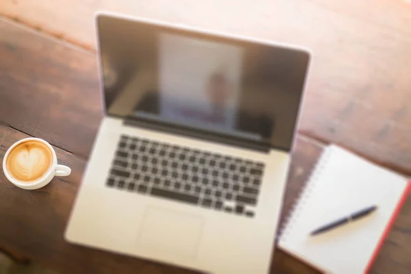 Warme koffie latte cup op werktafel — Stockfoto