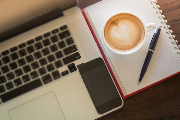 Koffie latte op werktafel — Stockfoto