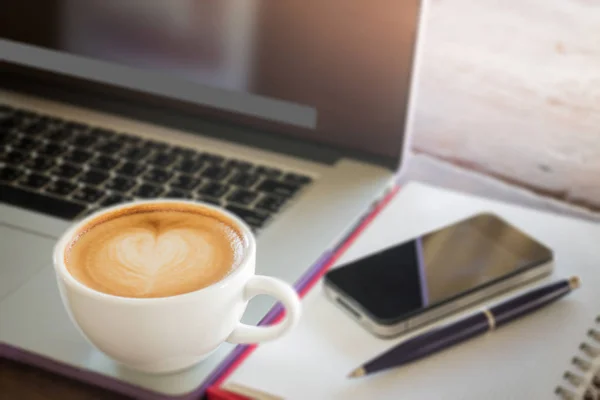 Kaffe latte på tabellen arbete — Stockfoto