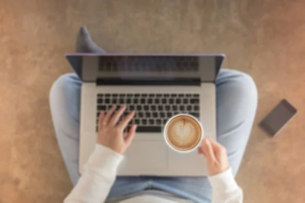 Vrouw zittend op de vloer met laptop — Stockfoto