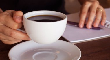 Çalışma tablosu üzerinde kahve fincan sıcak