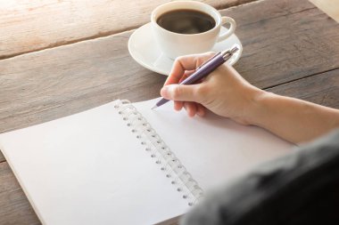 Çalışma tablosu üzerinde kahve fincan sıcak