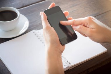 Smartphone cep telefonu ile kahve dükkanında el
