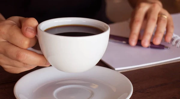 Tazza calda di caffè sul tavolo da lavoro — Foto Stock