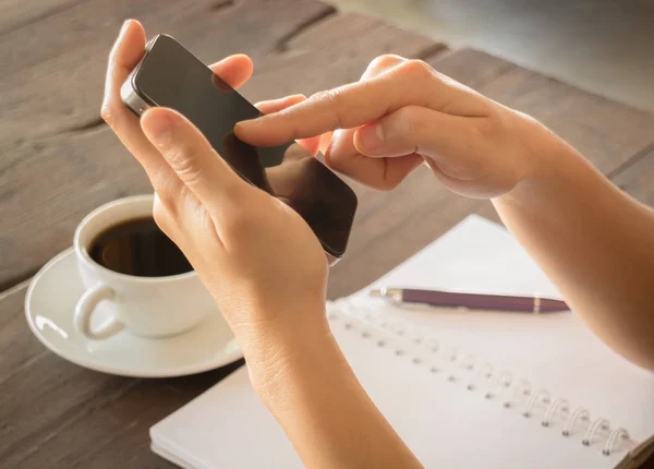 Hand on smartphone at coffee shop — Stock Photo, Image