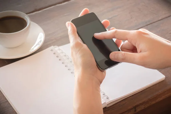 Hand on smartphone at coffee shop — Stock Photo, Image