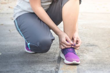 Kadın ayakkabıları bir dürtmek için hazırlanıyor bağlama