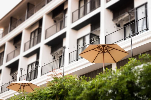 Edifício residencial vintage decorado com árvore verde — Fotografia de Stock