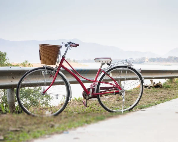 Vintage czerwony rower obok rzeki droga — Zdjęcie stockowe