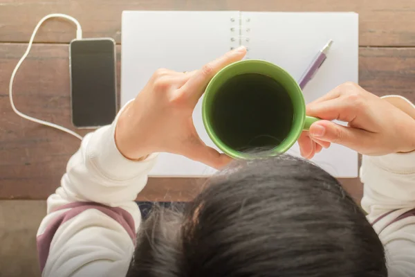 Lavoro tavolo creativo e tè verde caldo bere — Foto Stock